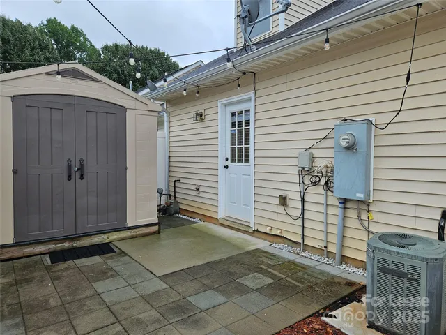 a view of a house with backyard and trees