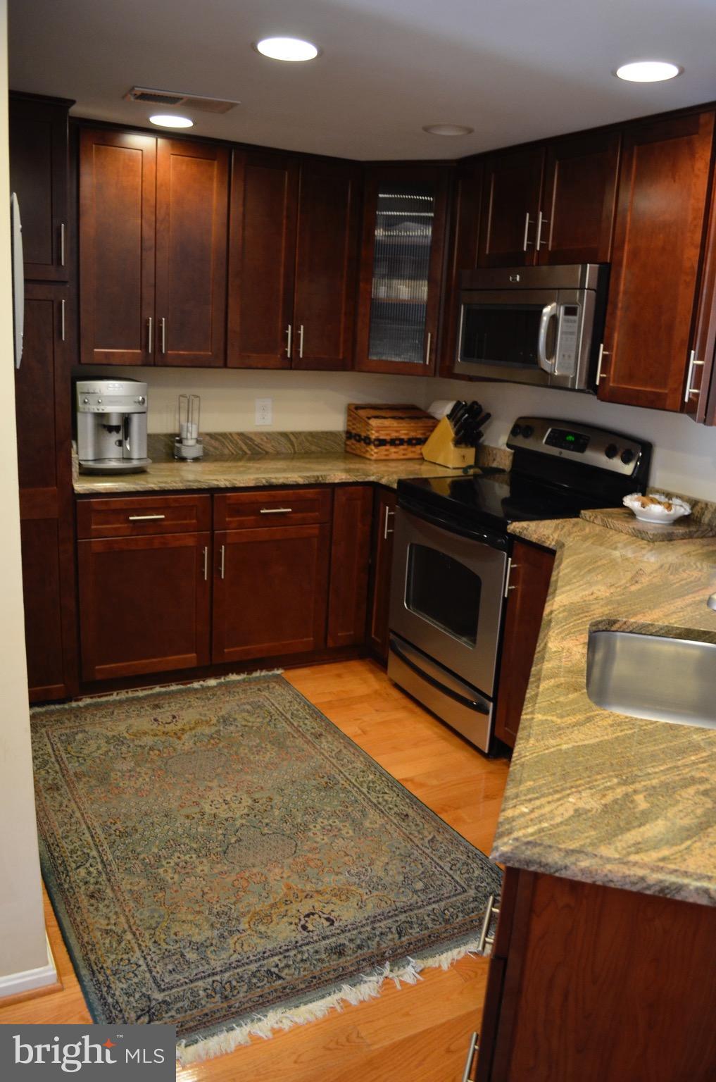 11162 Harbor Court Reston, VA 20191 - Photo 3 of 8 Kitchen