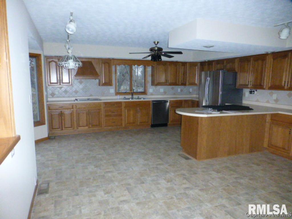 23 South Lake Road Lincoln, IL 62656 - Photo 10 of 22 Gallery Image 10