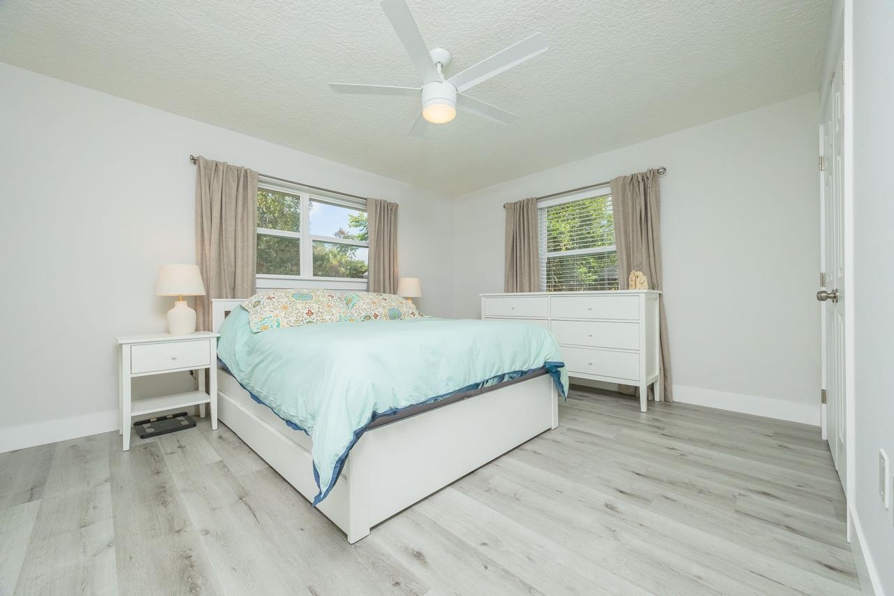 110 Queen Road St. Augustine, FL 32086 - Photo 25 of 37 a bedroom with a bed and a table