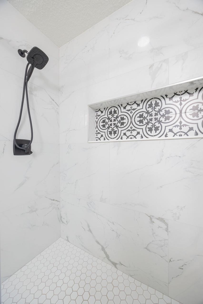 110 Queen Road St. Augustine, FL 32086 - Photo 29 of 37 a bathroom with a shower