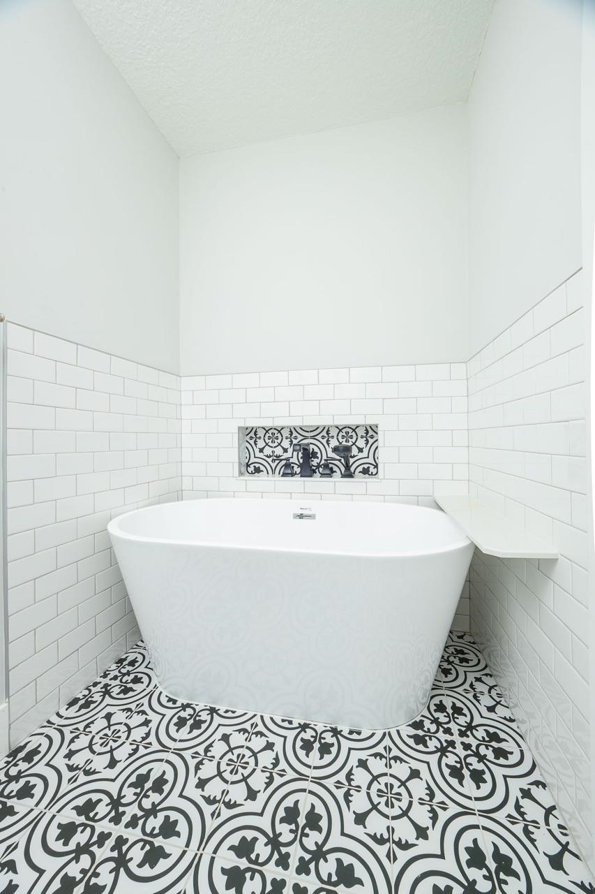 110 Queen Road St. Augustine, FL 32086 - Photo 33 of 37 a bathroom with a bathtub and shower