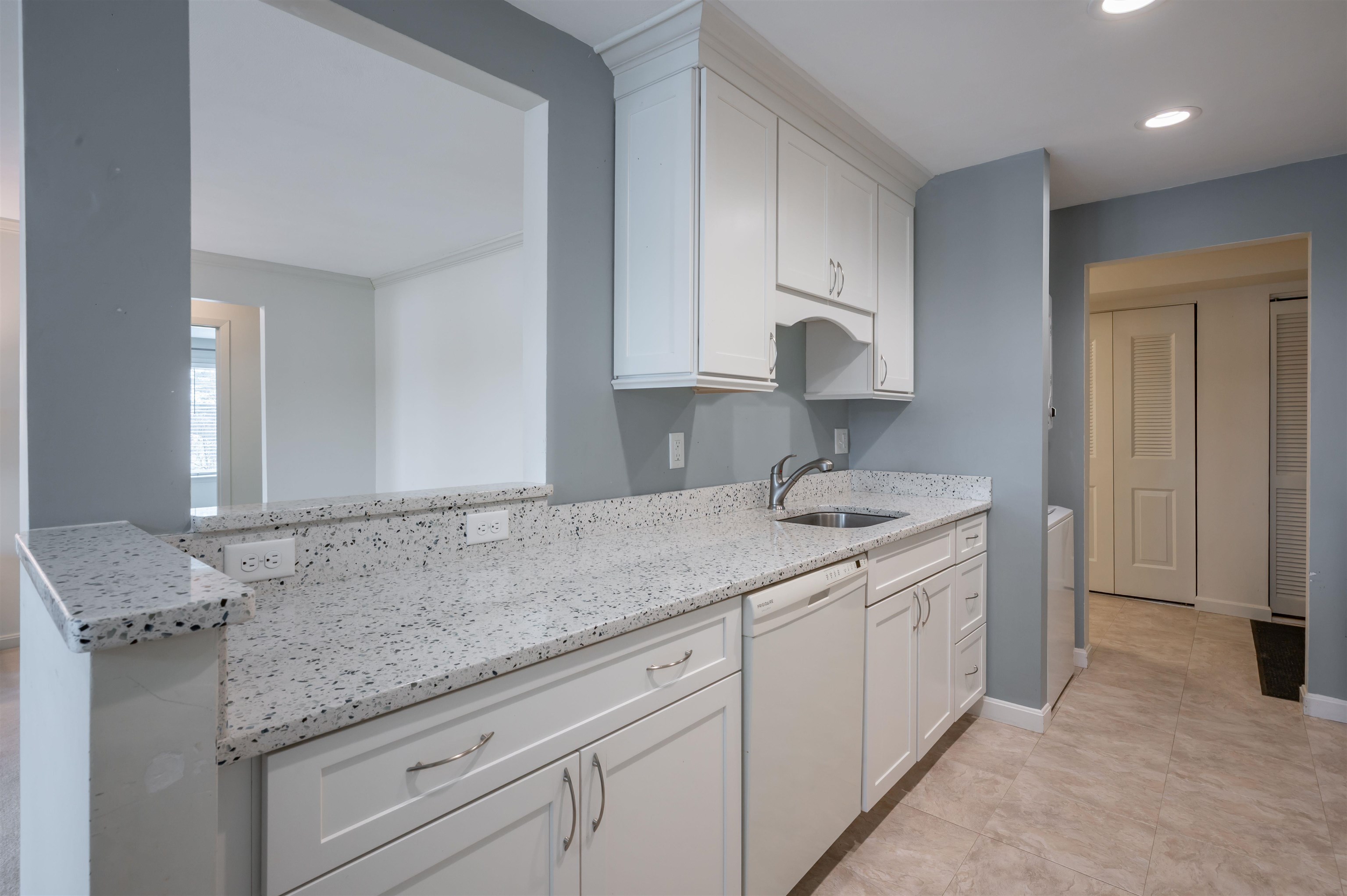 33 Spit Brook Road, Unit A2 Nashua, NH 03060 - Photo 5 of 17 Gallery Image 5