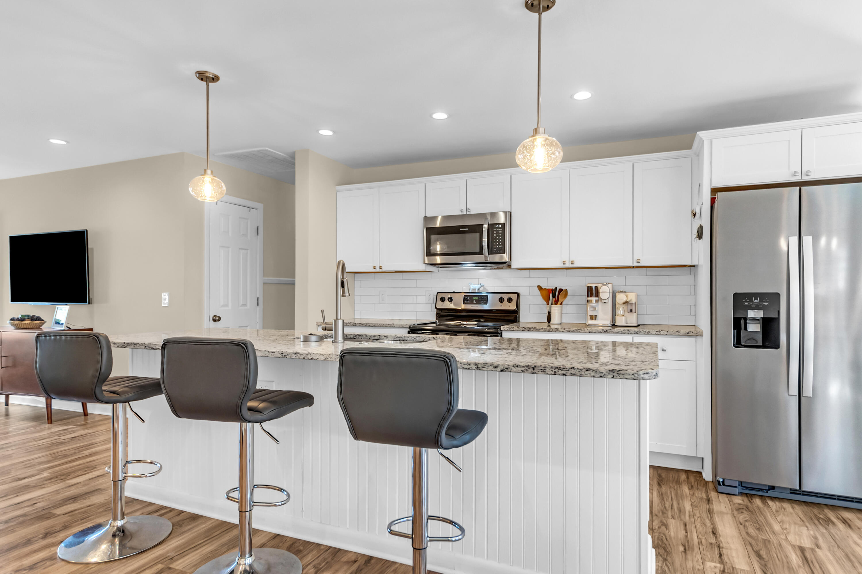 655 Wantoot Boulevard Charleston, SC 29407 - Photo 10 of 35 Can lights and pendants.