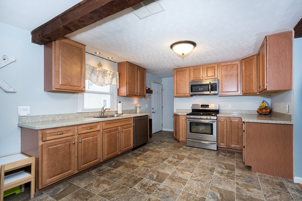 38 Davis Road Rockland, MA 02370 - Photo 4 of 19