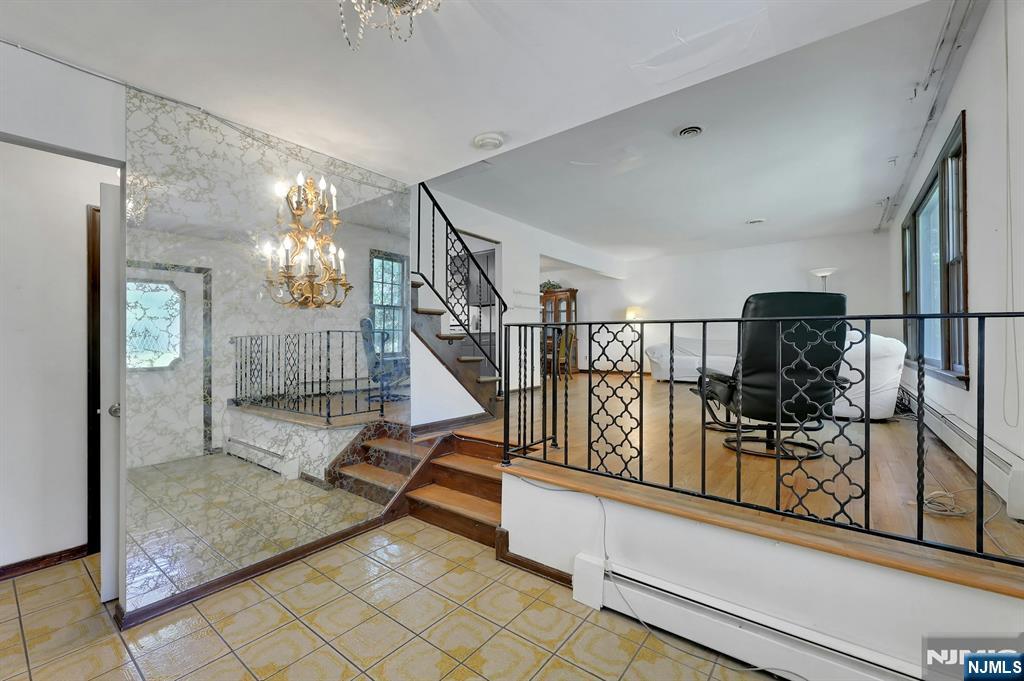 281 Rivara Court Ridgewood, NJ 07450 - Photo 5 of 41