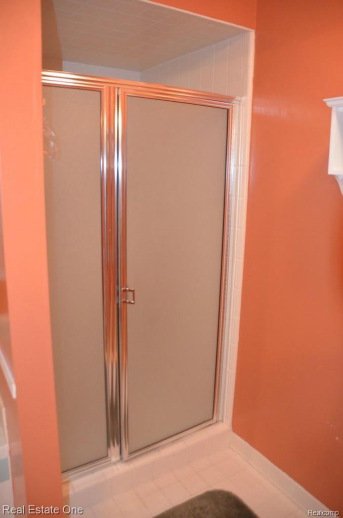 2038 Mapleridge Road Rochester, MI 48309 - Photo 20 of 29 MASTER SHOWER