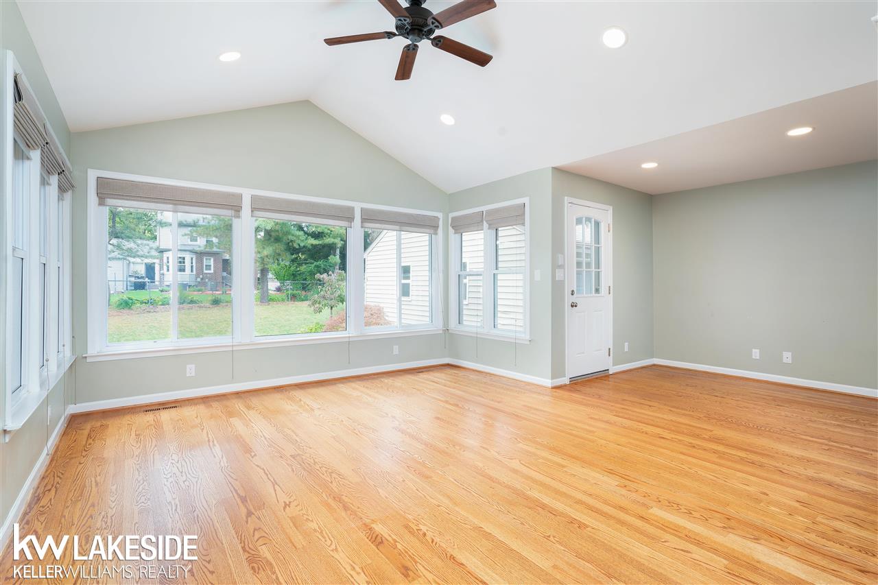 2702 Trafford Road Royal Oak, MI 48073 - Photo 9 of 38 50057928-8.JPG