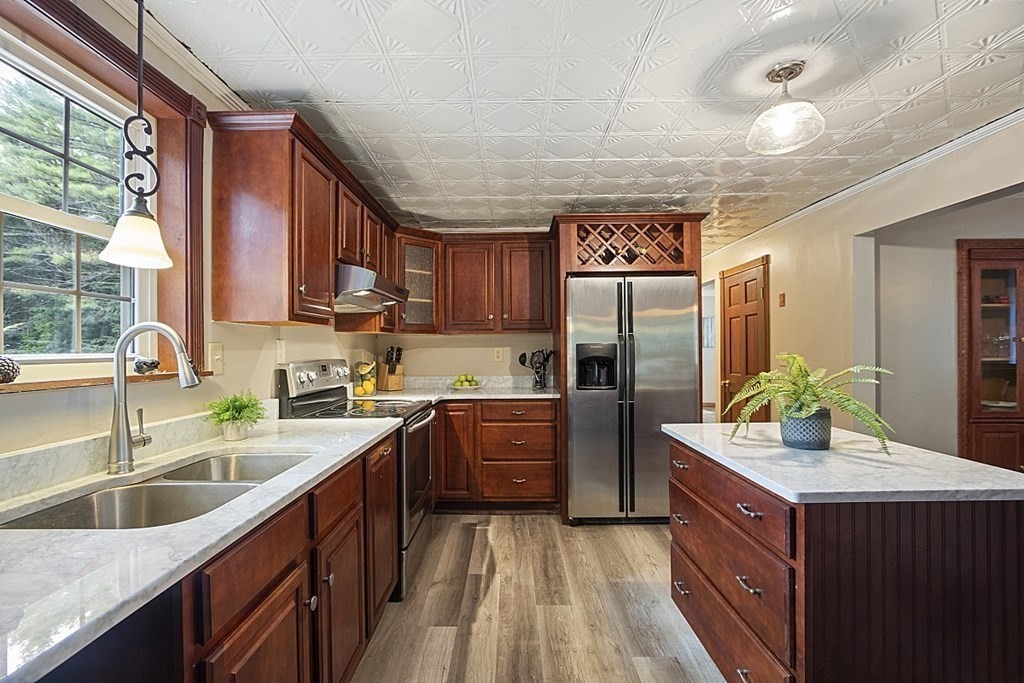 28 Holly Drive Gardner, MA 01440 - Photo 4 of 42