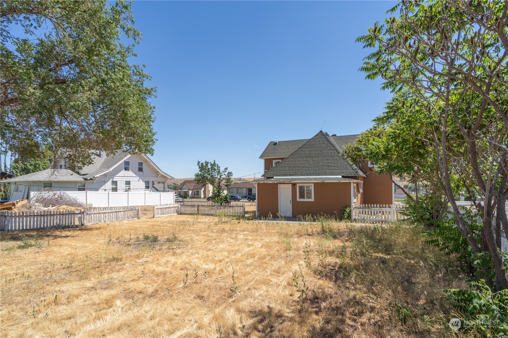506 North I Street Lind, WA 99341 - Photo 12 of 40 a view of a large house with a yard and large tree