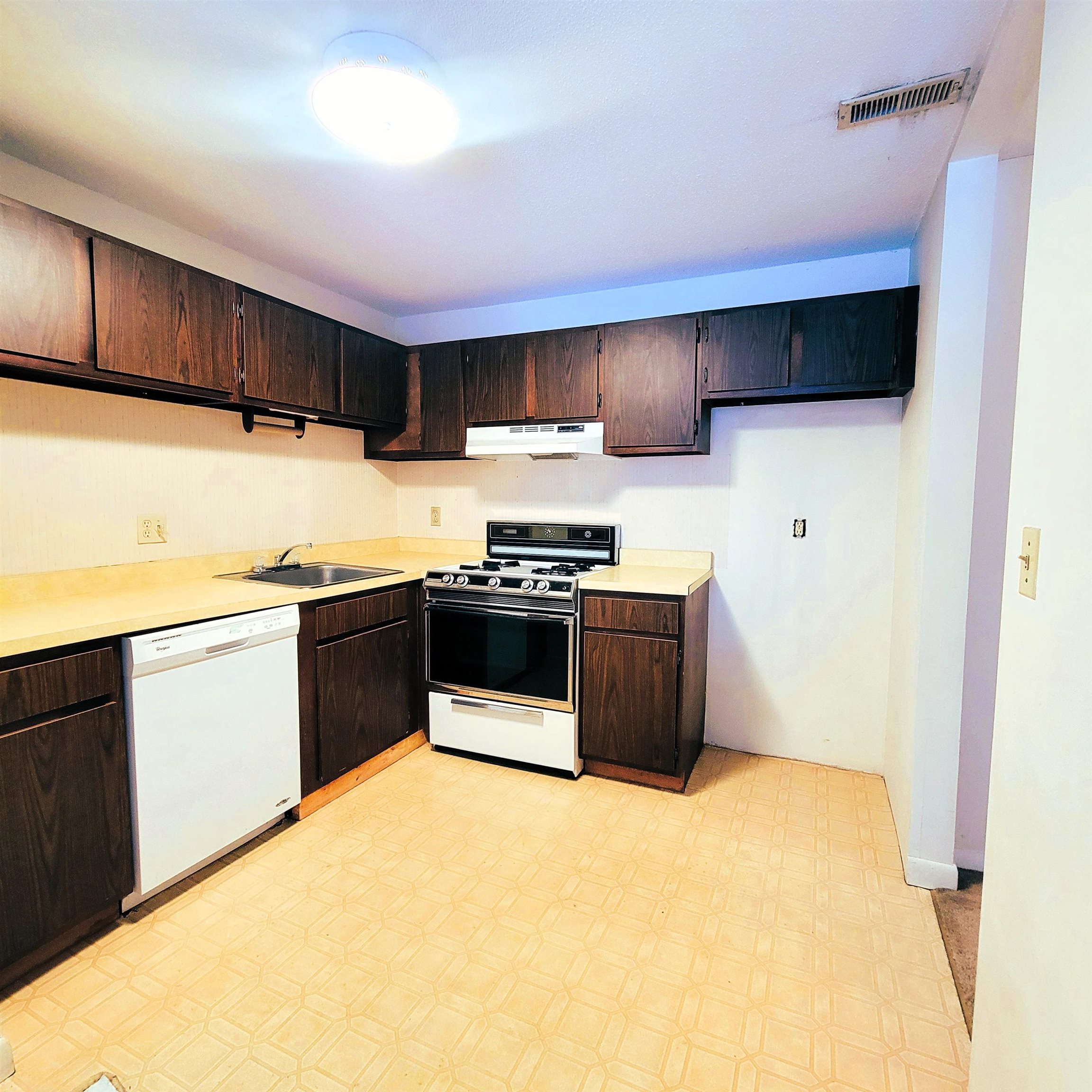 5 Brookside Drive, Unit 9 Exeter, NH 03833 - Photo 4 of 21