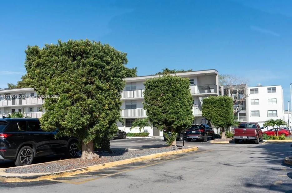 Kendale Lakes Miami, FL 33183 - Photo 2 of 6 a car parked in front of a building