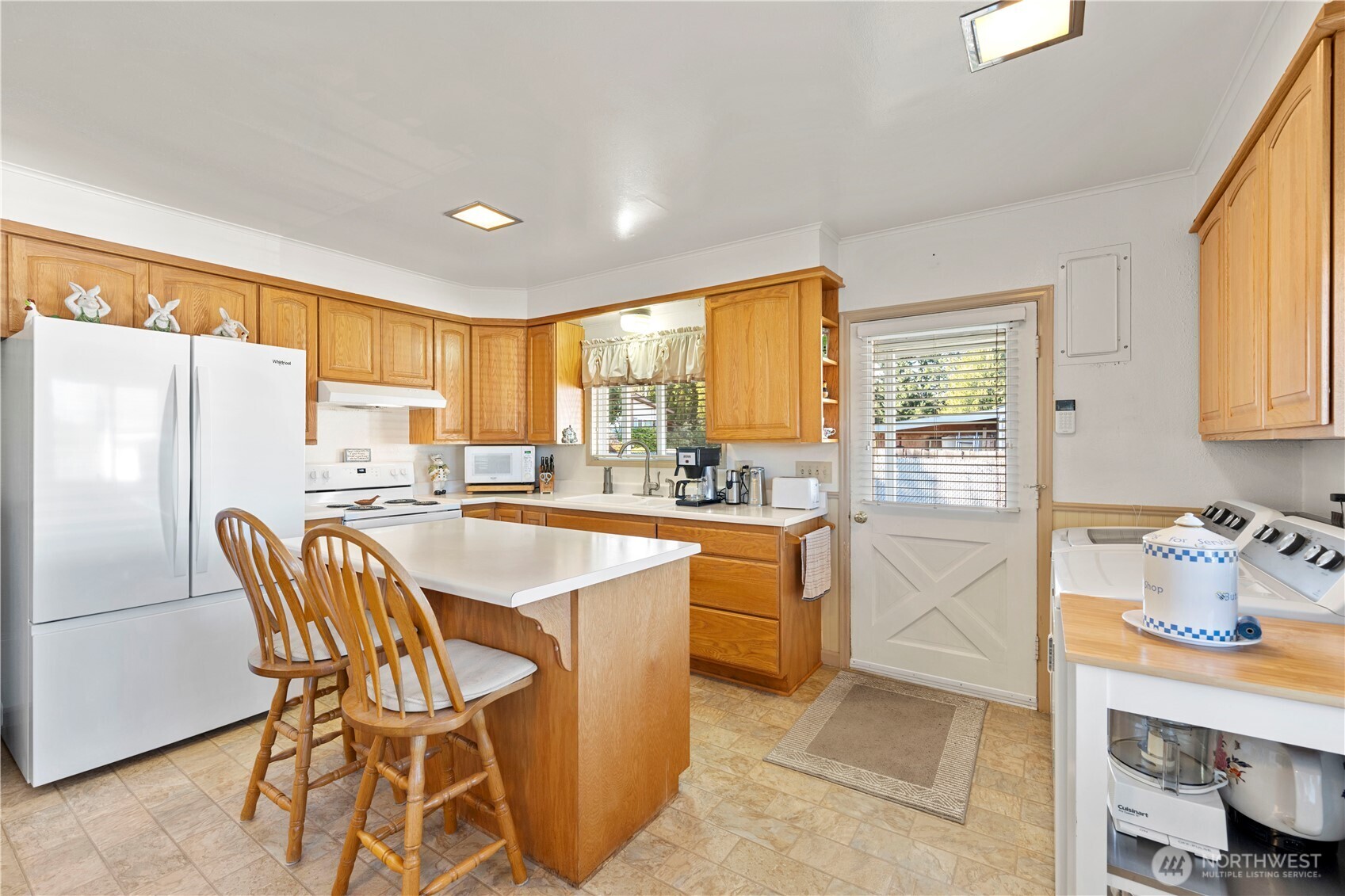 915 128th Street Southwest Everett, WA 98204 - Photo 10 of 25 a very nice looking kitchen with a large window appliances and cabinets