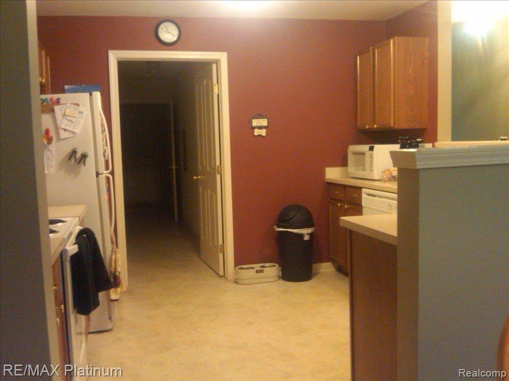 4138 Hampton Ridge Boulevard Howell, MI 48843 - Photo 3 of 9 KITCHEN