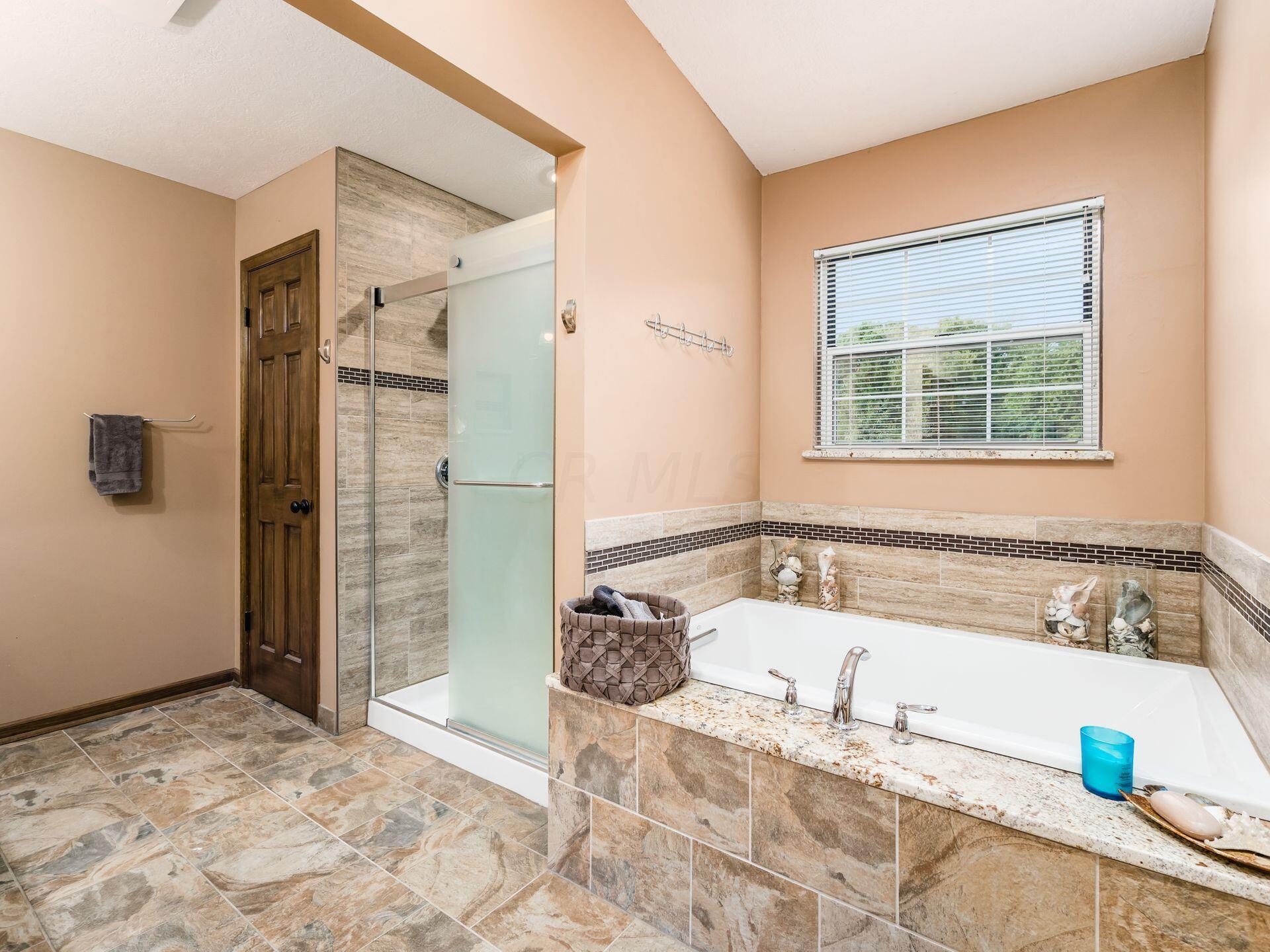 122 Ravine Road Powell, OH 43065 - Photo 23 of 42 Owner's Bath