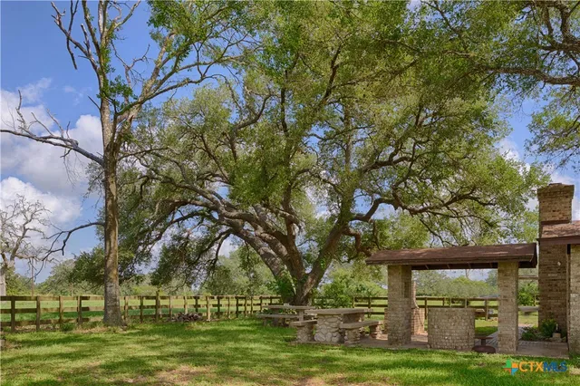 $760,000 | 4361 Highway 77, Hallettsville, TX 77964