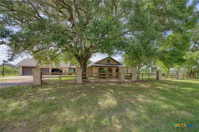 $760,000 | 4361 Highway 77, Hallettsville, TX 77964