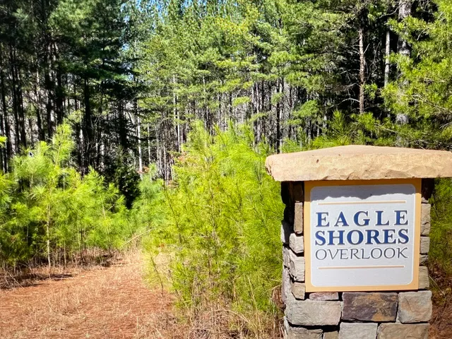 a sign that is sitting on a brick wall