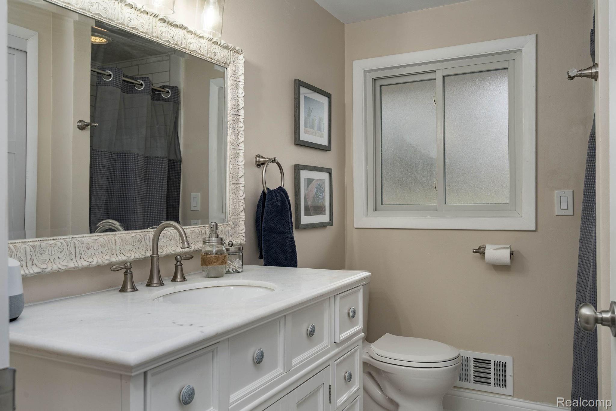 210 Donegal Drive Rochester, MI 48309 - Photo 24 of 48 24-web-or-mls-210-Donegal-Dr-24.jpg