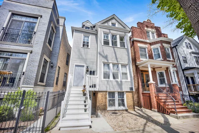 $2,000 | 1914 West Henderson Street, Unit GARDENFRONT, Chicago, IL 60657