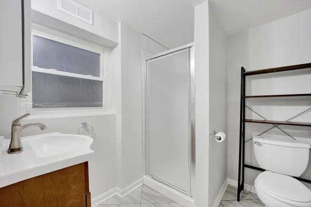 $2,000 | 1914 West Henderson Street, Unit GARDENFRONT, Chicago, IL 60657