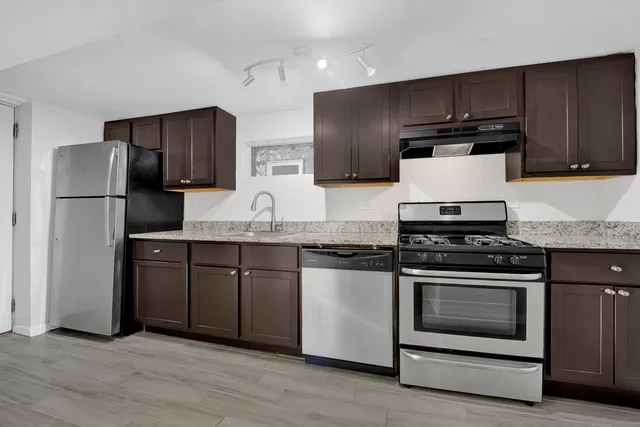 $2,000 | 1914 West Henderson Street, Unit GARDENFRONT, Chicago, IL 60657