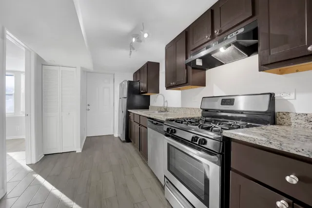 $2,000 | 1914 West Henderson Street, Unit GARDENFRONT, Chicago, IL 60657