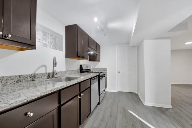 $2,000 | 1914 West Henderson Street, Unit GARDENFRONT, Chicago, IL 60657