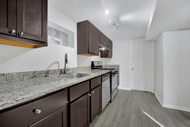 $2,000 | 1914 West Henderson Street, Unit GARDENFRONT, Chicago, IL 60657