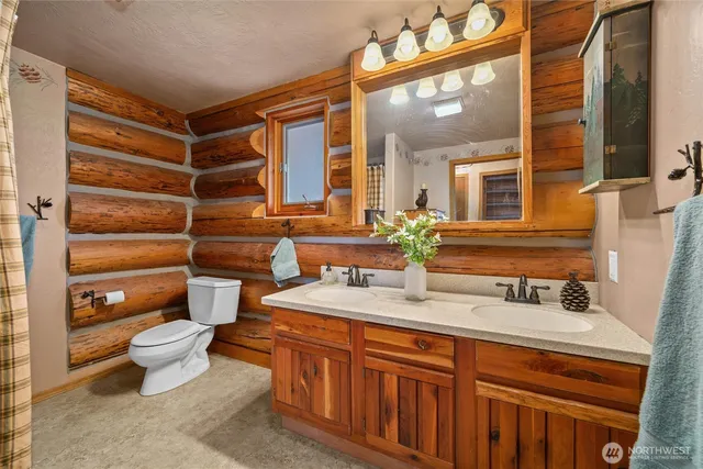 a view of livingroom with furniture