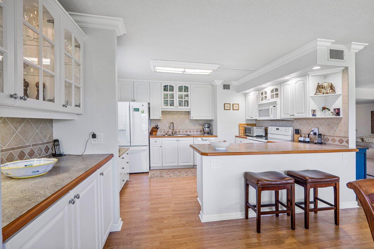 10203 Quail Covey Road, Unit HIBISCUS S Boynton Beach, FL 33436 - Photo 7 of 32 Kitchen