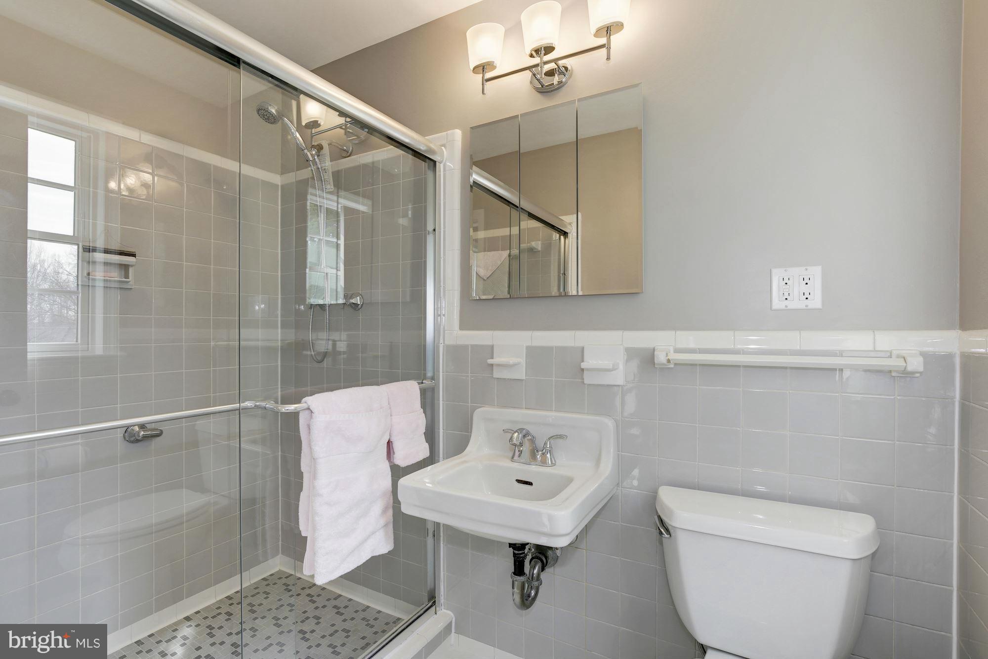 5600 Lamar Road Bethesda, MD 20816 - Photo 18 of 30 Bath (Master)