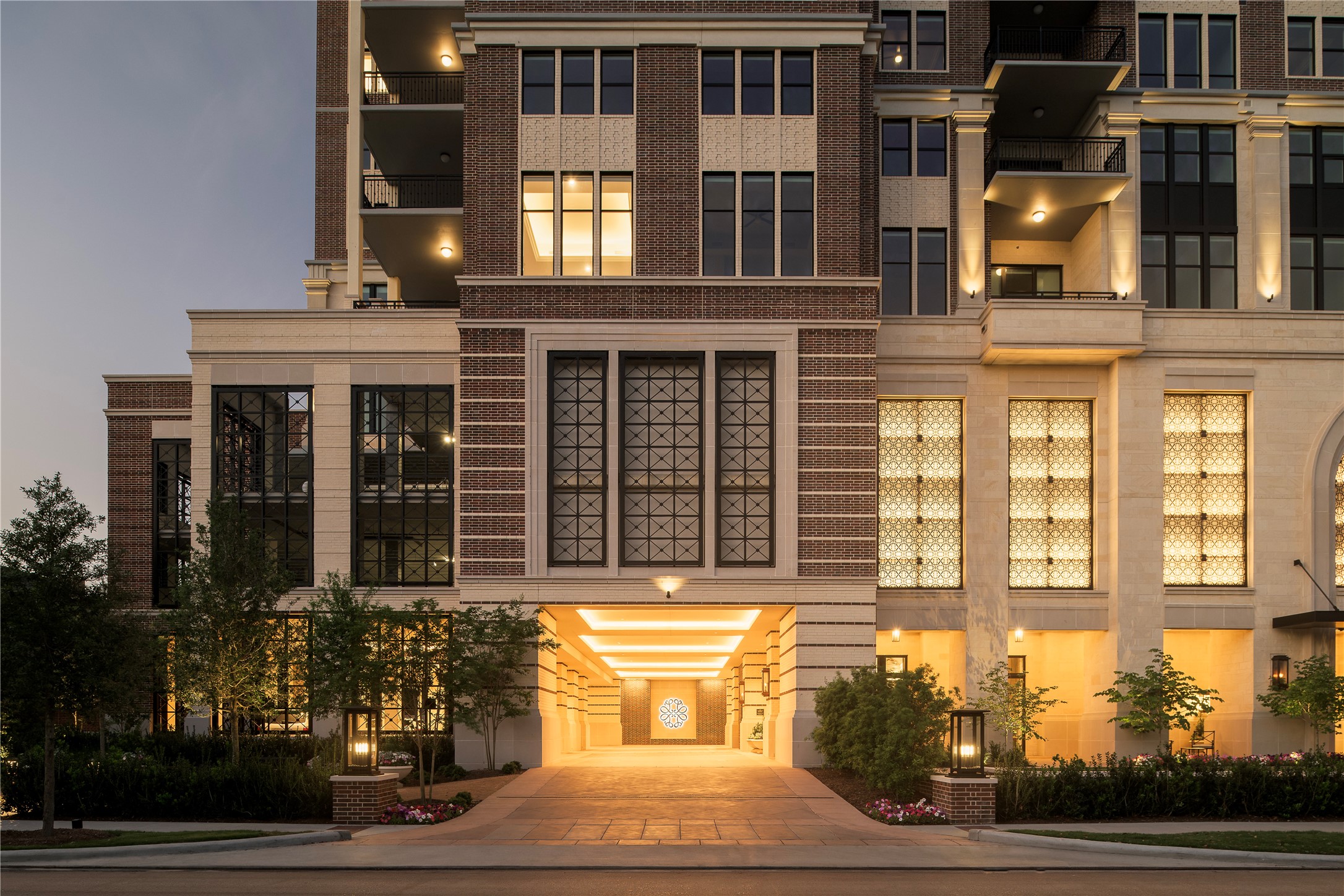 1717 Bissonnet Street, Unit 1106 Houston, TX 77005 - Photo 32 of 50 View of the motor court entry from Bissonnet.