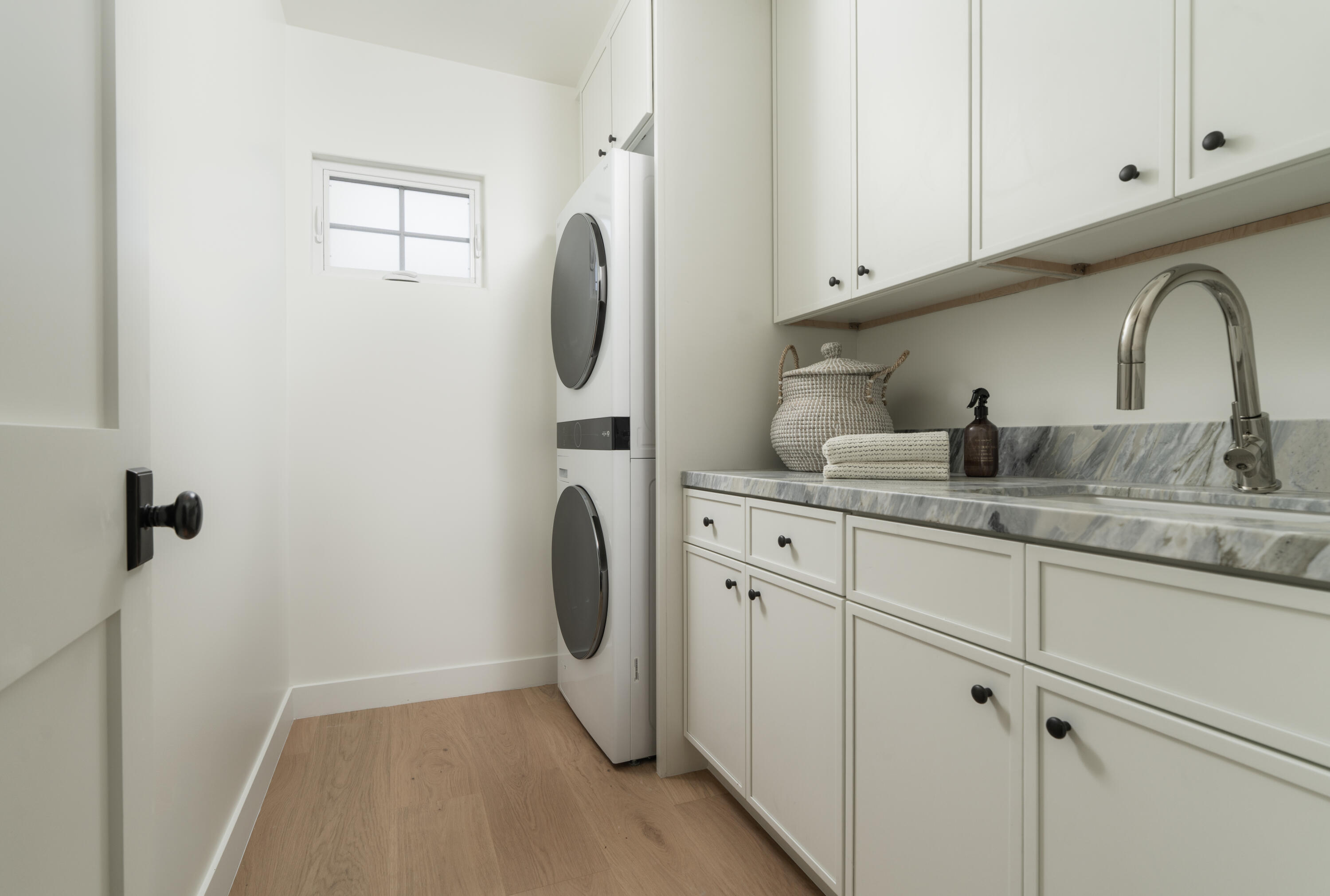 516 Alan Road Santa Barbara, CA 93109 - Photo 18 of 34 17a. Laundry