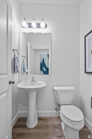488 West Greenstone Pl Street, Unit 1010 St. George, UT 84790 - Photo 17 of 34 Pedestal sink with chrome faucet, a wall-mounted mirror, and a three-light vanity fixture
