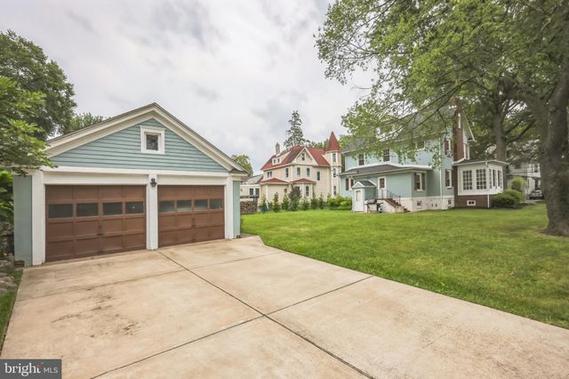 a view of a house with backyard and a tree