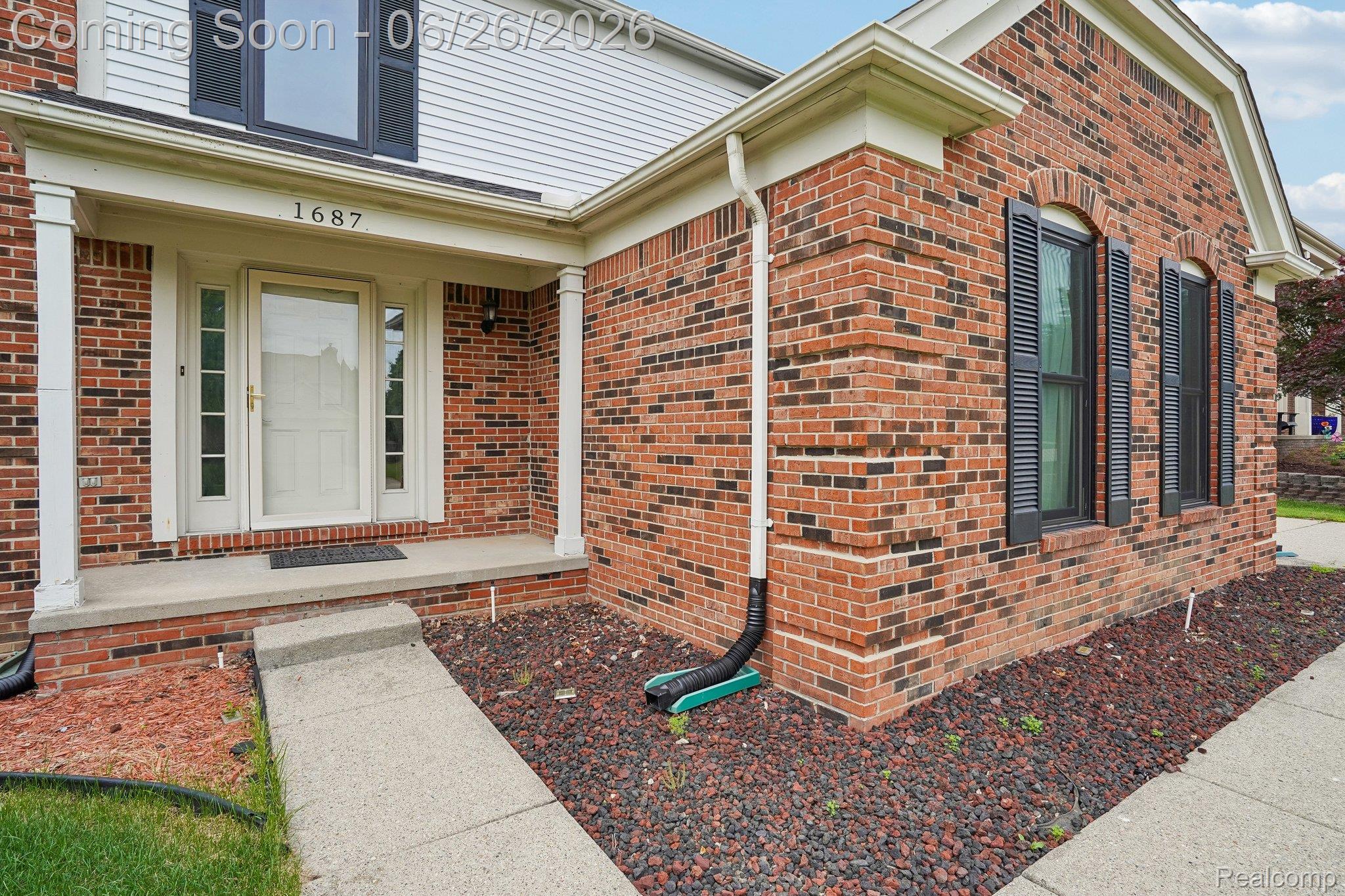 1687 Grandview Drive Rochester, MI 48306 - Photo 4 of 45 Brick exterior with a covered front porch