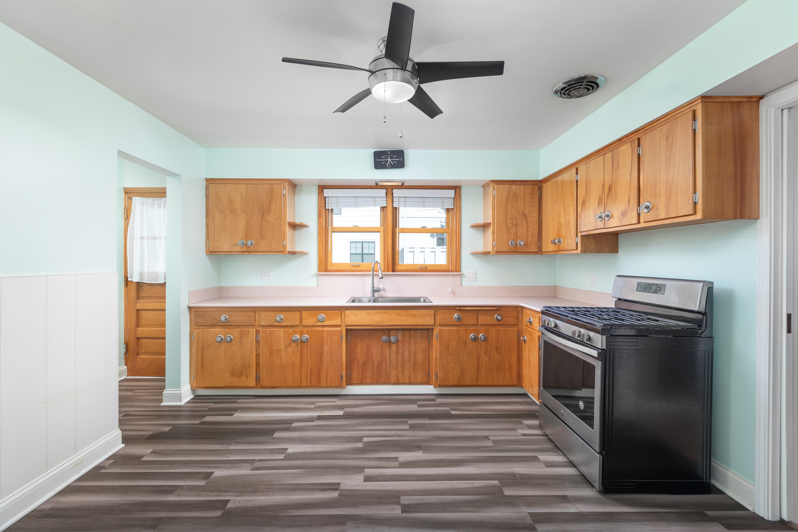 536 Prairie Avenue Downers Grove, IL 60515 - Photo 11 of 33 a kitchen with stainless steel appliances granite countertop a sink a stove a refrigerator cabinets and wooden floor