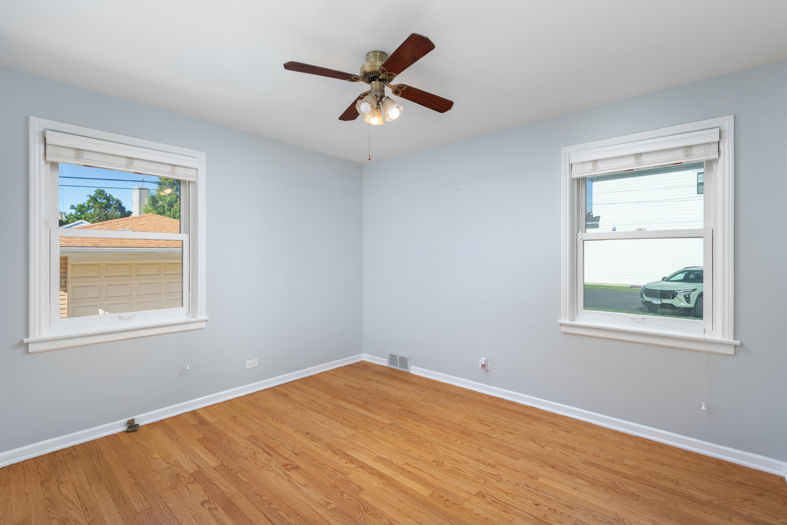536 Prairie Avenue Downers Grove, IL 60515 - Photo 18 of 33 an empty room with a window