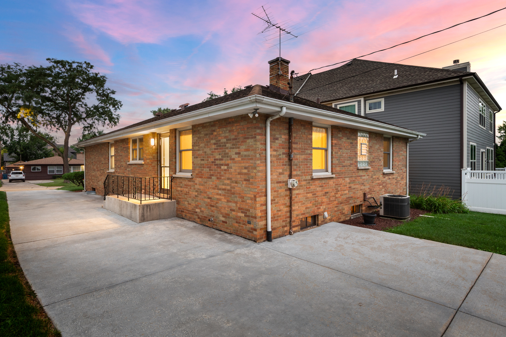536 Prairie Avenue Downers Grove, IL 60515 - Photo 24 of 33 a front view of a house with a yard