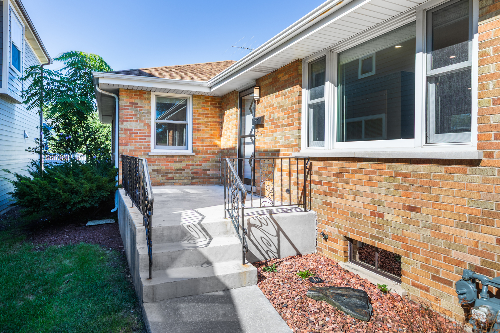 536 Prairie Avenue Downers Grove, IL 60515 - Photo 4 of 33 a view of a house with backyard