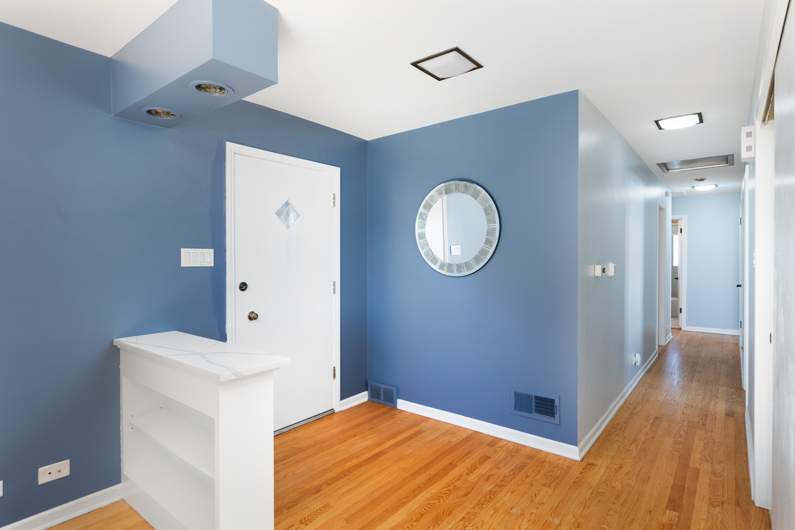 536 Prairie Avenue Downers Grove, IL 60515 - Photo 5 of 33 a view of a livingroom with wooden floor