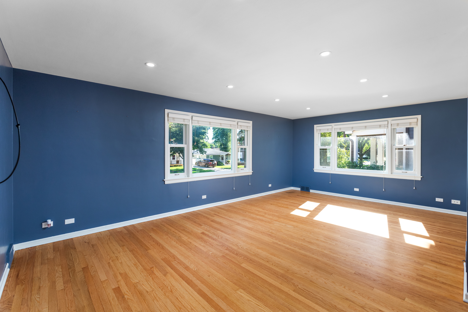 536 Prairie Avenue Downers Grove, IL 60515 - Photo 8 of 33 an empty room with windows