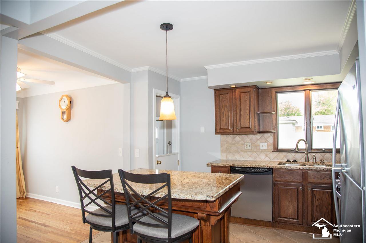 1852 Grange Road Trenton, MI 48183 - Photo 5 of 24 50042081-4.JPG