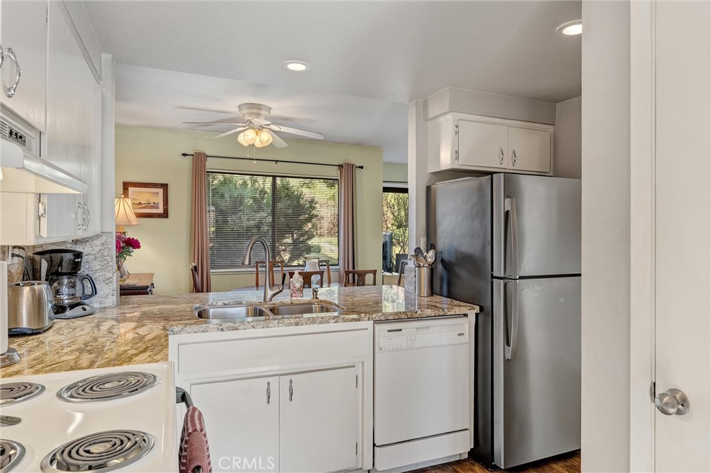 2500 Shooting Star Way Chico, CA 95928 - Photo 23 of 38 Kitchen