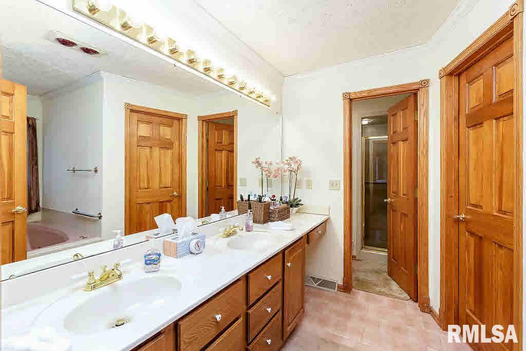 4770 Silver Spur Road Bettendorf, IA 52722 - Photo 10 of 24