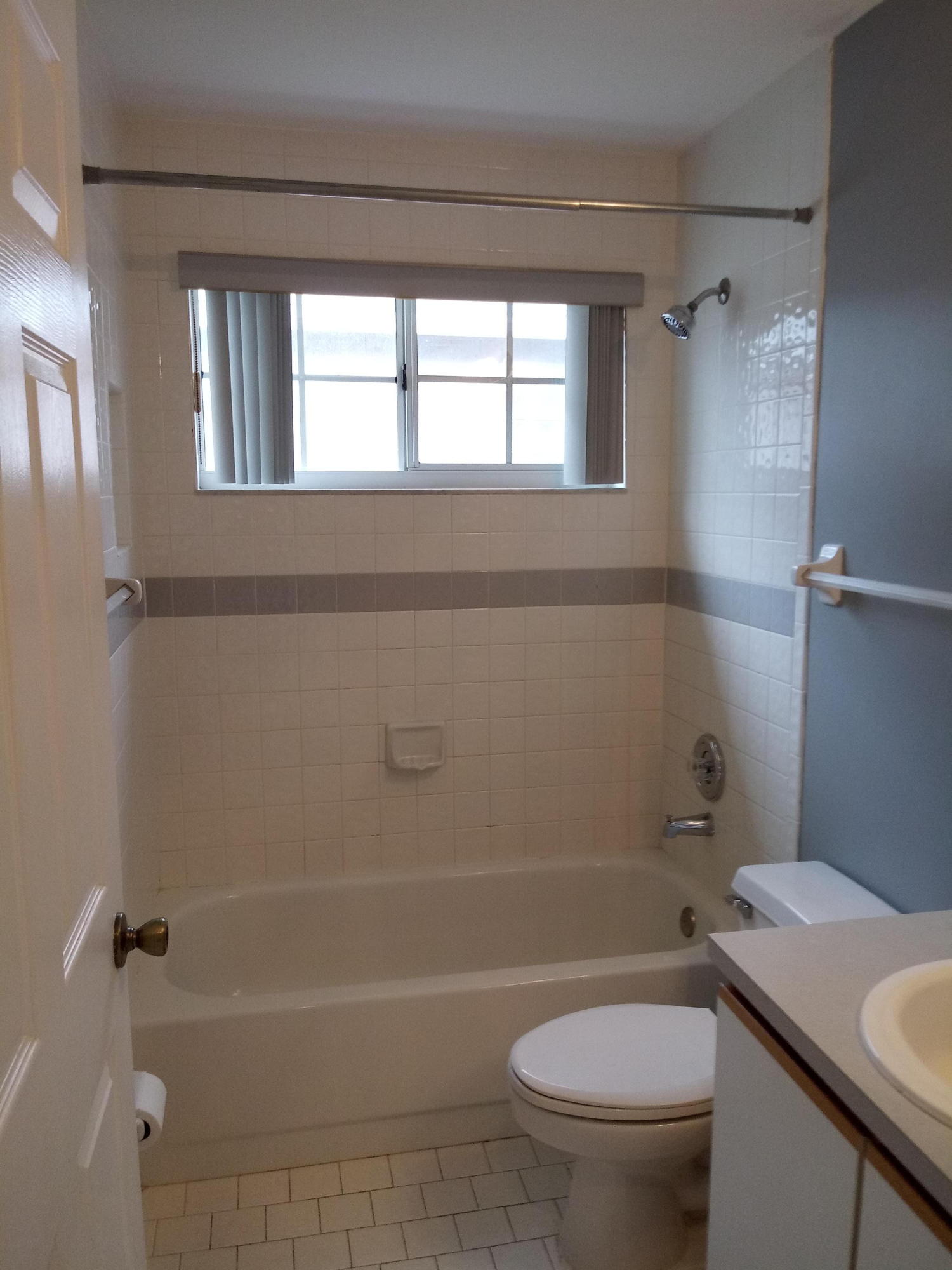 1127 Aviary Road Wellington, FL 33414 - Photo 21 of 40 Main Hall Bath