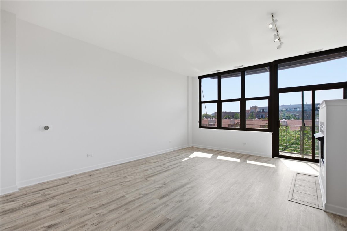 15 South Throop Street, Unit 402 Chicago, IL 60607 - Photo 3 of 11