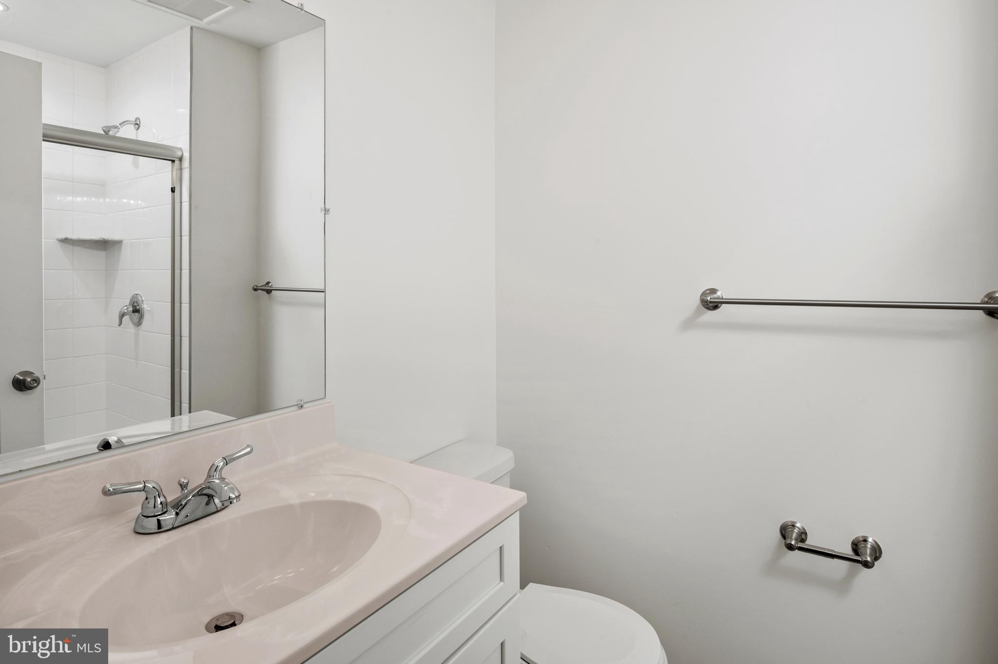 6335 Greenfield Road, Unit 1710 Elkridge, MD 21075 - Photo 18 of 20 Primary Bathroom