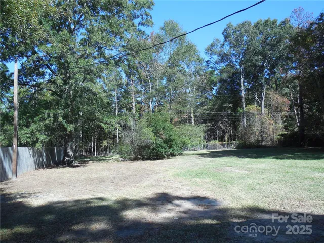a view of yard with trees